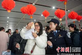 猜灯谜吃汤圆 西昌铁警与旅客一起闹元宵图片