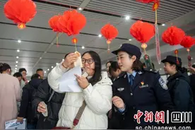 猜灯谜吃汤圆 西昌铁警与旅客一起闹元宵图片