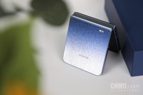 荣耀Magic V Flip2 高定款体验：一眼动心的掌上时尚单品