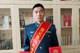 休假“兵哥哥”寒冬跳河救人最新消息：记三等功一次图片