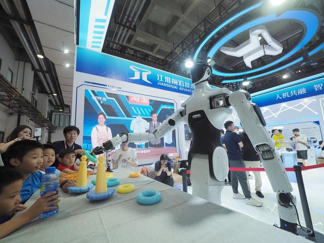 2025世界机器人大会，小朋友们开启“机”遇之旅