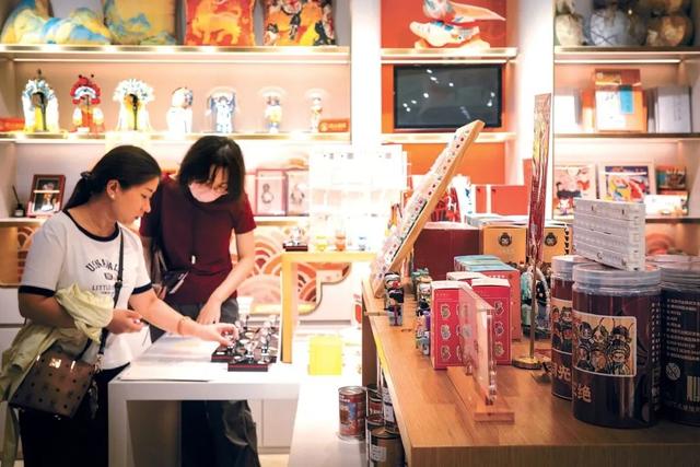 火出圈！王府井“空中戏院”成年轻人打卡新宠——