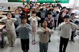 果然视频 | 动作丝滑！威海小学生元旦联欢会齐跳“科目三”图片