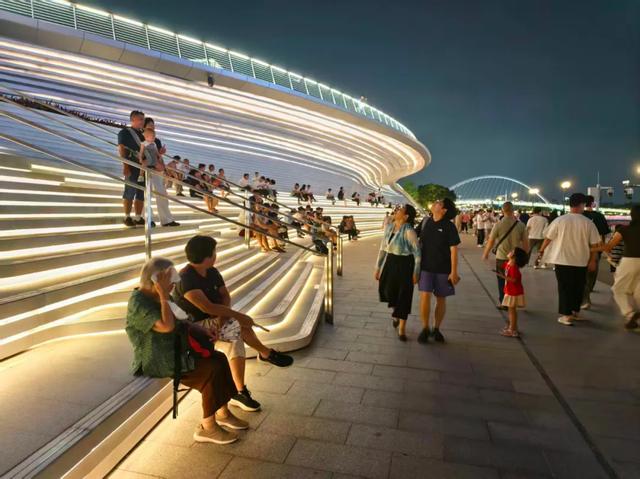 “第一天出去旅游的人已老实”！多地景区人人人人人，广州南站刷新两项历史纪录