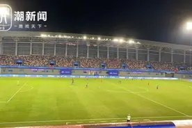 中国香港男足虽败犹荣，现场球迷齐唱《特别的爱给特别的你》图片