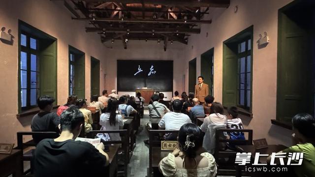 跨越百年赴文化之约！背诵《沁园春・长沙》获文创，《恰同学少年》剧场邀游客解锁红色新体验
