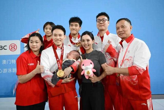 广东跳水续写 “八连冠”传奇！谢思埸、陈艾森感恩队友一路相伴，全红婵化身摄影师为谢思埸和妻儿拍照