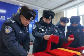 河南耄耋老人手织围巾温暖黑河戍边民警！“围巾爷爷奶奶”这次的拥军爱党路跨越2300公里图片