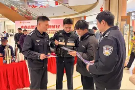 闹市区里宣传反诈，民警为市民送上“安全礼”图片