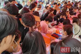 武汉中招咨询会上，综合高中试点班备受家长关注图片