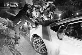 降雪造成20多起交通事故 泽州交警连轴转图片