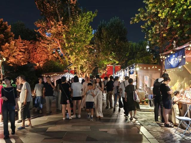 看不过来了！丝路光影、乐舞妙音、大漠市集、童话雾森、草坪Live秀……“闪亮·上海 静安光影季”点位提前剧透→