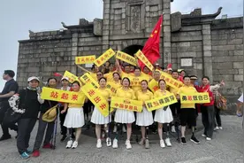 17名残疾人士穿戴假肢攀登南岳衡山 组织者：鼓励截肢者裸露假肢 勇敢做自己图片