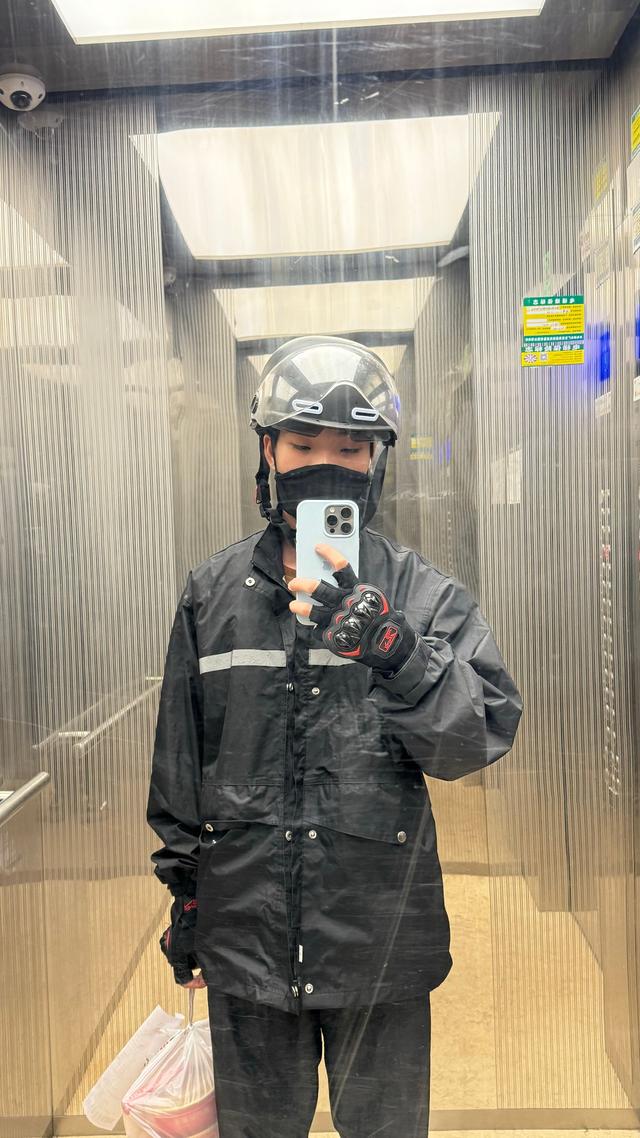 小伙家门口设零食架供外卖员自取遭质疑，回应：曾送过两年外卖，收入好转想为他人撑伞