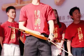 首届全国骑射锦标赛，担任中国骑射中心副主任的演员于适代表广东参赛图片