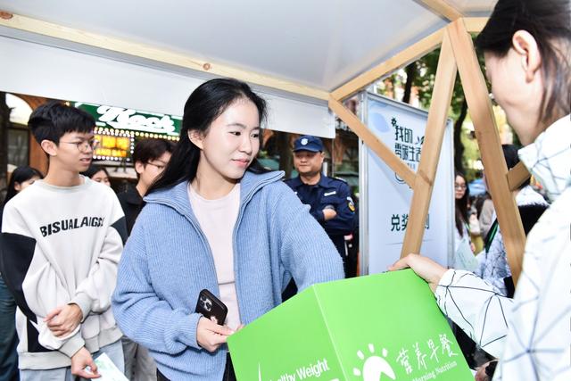 东湖评论：来一场Citywalk，以低碳生活遇见城市烟火