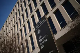 美国教育界动荡：解散教育部行政令即将签署，多所大学冻结招聘降本增效图片