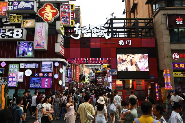 贵阳：青云路步行街人气旺