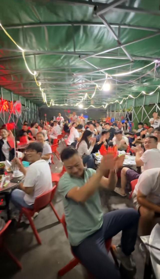 30桌7000多元！河南一餐馆九三阅兵全场免单，老板：能安稳做生意，感谢伟大祖国
