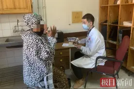 第18批中国（湖北）援莱索托医疗队里唯一的影像诊断医生，手写700余份英文诊断报告图片