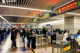 浦东机场超1.1万名外籍旅客享受过境免签便利图片