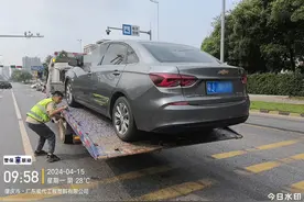惊！！！一男子酒后开车，途中在路上竟然睡着了……图片