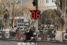 “plus版”红绿灯火了！治好了“闯红灯”人的近视眼图片