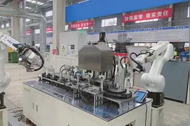 自动化生产线上机器人执行工艺指令图片