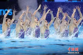 奥运冠军领衔 中国花游队世锦赛集体自由自选摘金图片