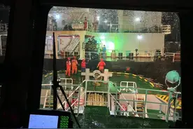 一船长突发疾病急需下船就医，烟台港船岸联动极速救援图片