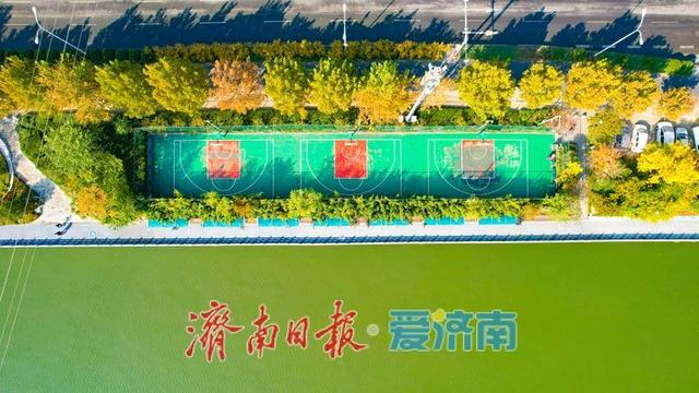 秋日晴空映碧水 河岸秋景漾诗意