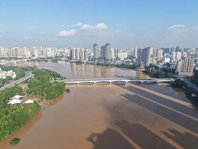 男子掉入邕江抱着浮木漂浮2个多小时