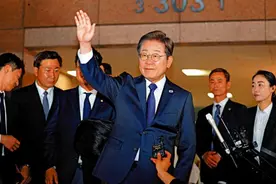 李在明的几件难事图片