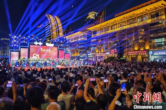 人这一辈子，一定要来天津听一场桥边音乐会！