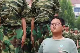 “无腿男孩”挺拔军姿照刷屏！背后励志故事感动无数人图片