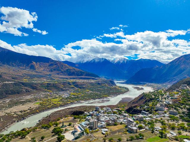 雅鲁藏布大峡谷秋景如画