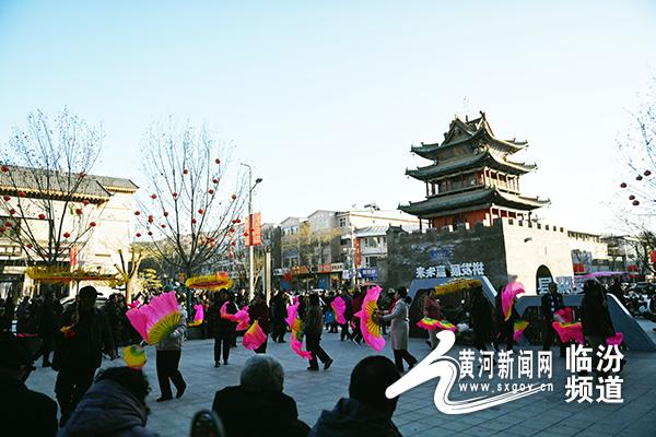 隰县：鼓楼文化广场成银龄人冬日乐园