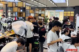 理发店连夜加班！高考后从“头”开始，不少毕业生染烫换造型图片