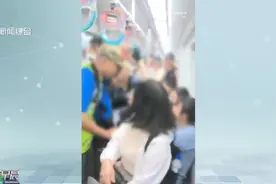 强行要求让座，遭拒后袭扰对方！北京警方：65岁男子叶某某被拘视频封面