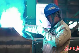 焊花飞舞淬炼大国工匠，武汉优秀农民工带出全国工人先锋号图片
