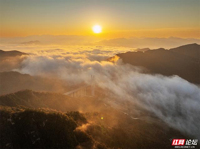 岁暖时刻丨张家界垭门关：云海翻涌时，哪座山的景色最让你心动？