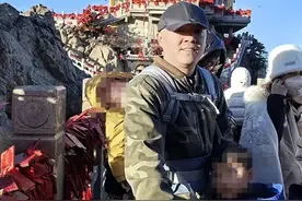 父亲背罕见病儿子一年爬四座山：儿子无法创造生命的价值，但他的活法能给人力量图片