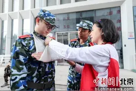 “应急救护”成“必备技能” 北京高校军训科目引入急救培训图片