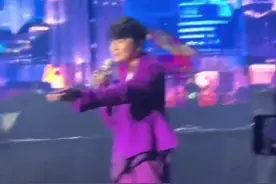 林俊杰演唱会唱《可惜没如果》，mv女主Angelababy惊喜现身。图片