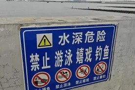 不能再放任不管！无视警告翻越堤坝赏景钓鱼，上海一长江边水岸成“野生景点”图片