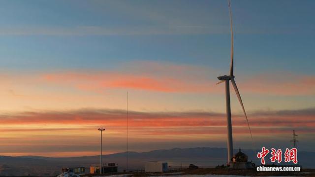 青海湖北岸同宝山：日出“橘海” 朝霞满天