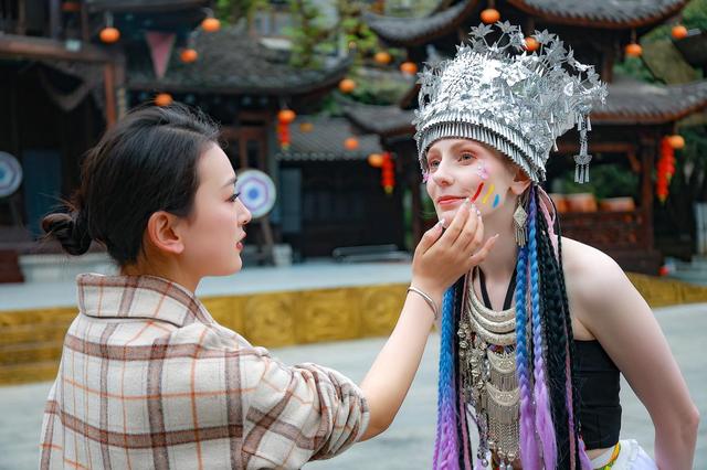 与故宫、长城同台领奖，这座长满了国际游客的古镇拥有怎样的“出海密码”