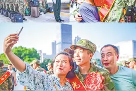 爸妈送别儿子太奶奶送重孙 今秋湖北首批预定新兵出征图片
