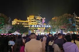 企业“摆摊”招人 人才“挑灯”觅岗 | 黔西南州“兴义青年人才夜市”持续火热图片