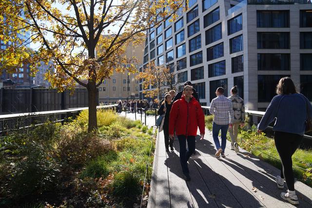 纽约高线公园：废弃铁路成为观光热点